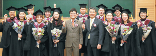 지난 18일 서울 회기로에 있는 KAIST 경영대학 1호관에서 열린 제3회 KAIST 사회적기업가 MBA 졸업식에서 최광철 SK그룹 수펙스추구협의회 사회공헌위원장(앞줄 오른쪽 다섯번째)과 졸업생들이 기념사진을 찍고 있다.   SK행복나눔재단 제공